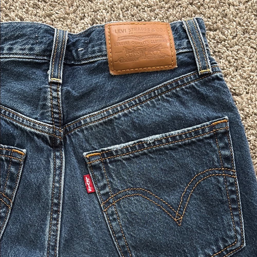 Levi’s Premium Ribcage Shorts - Picture 5 of 5